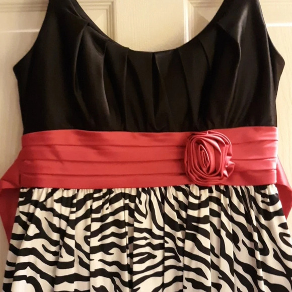 City Triangles Party Dress - Picture 2 of 8